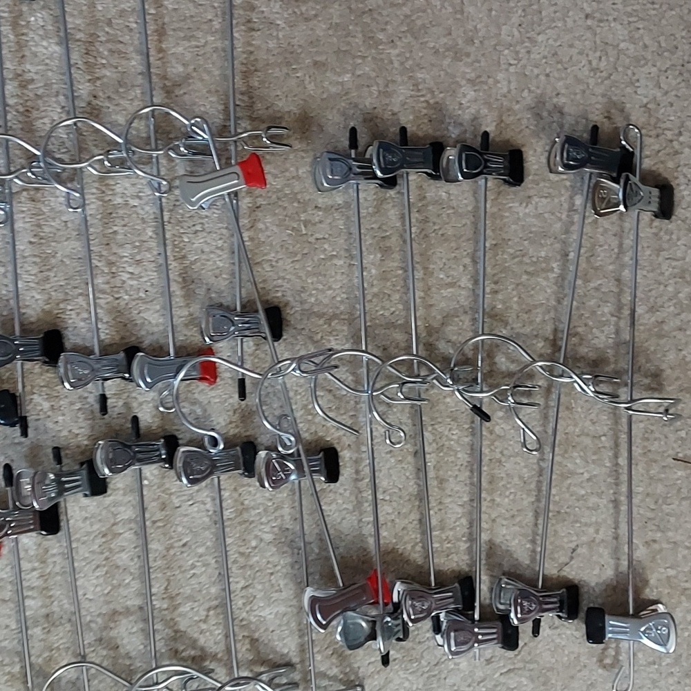 HANGERS - Picture 4 of 4